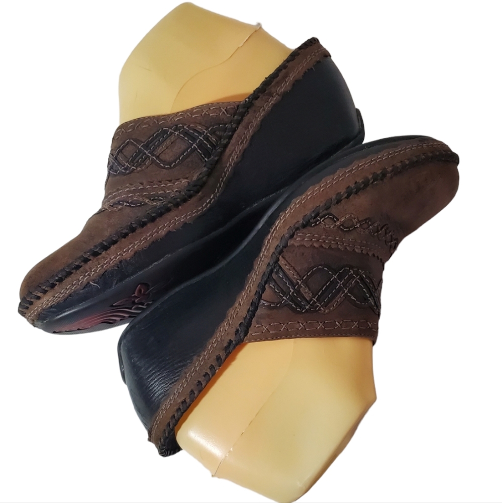 Clarks Chocolate Brown Suede Wedge Clogs w/Artisan Stitching - Picture 4 of 7